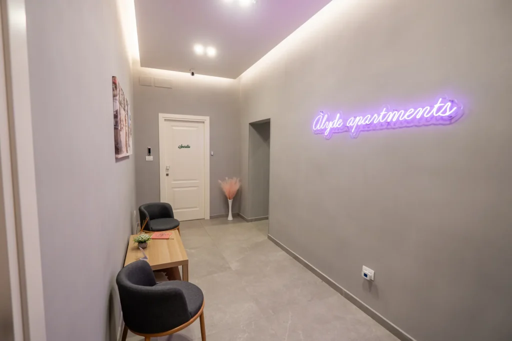 Ingresso e ambiente comune di Àlyde Apartments