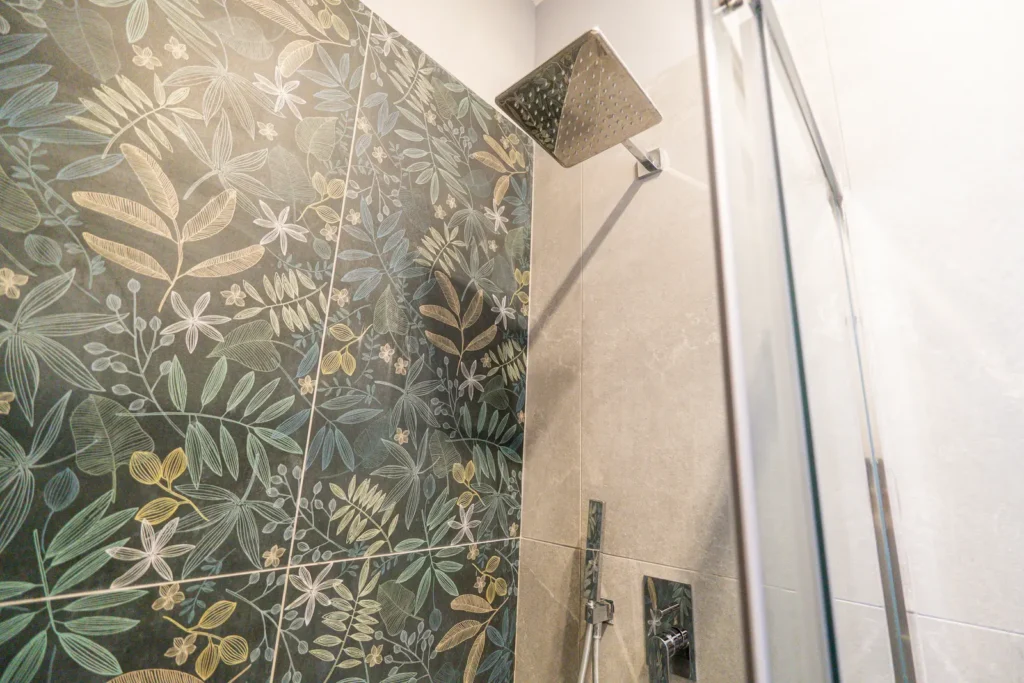 Rivestimento e doccia del bagno Smeraldo
